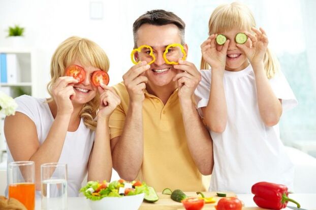 Η οικογένεια τρώει λαχανικά για γαστρίτιδα