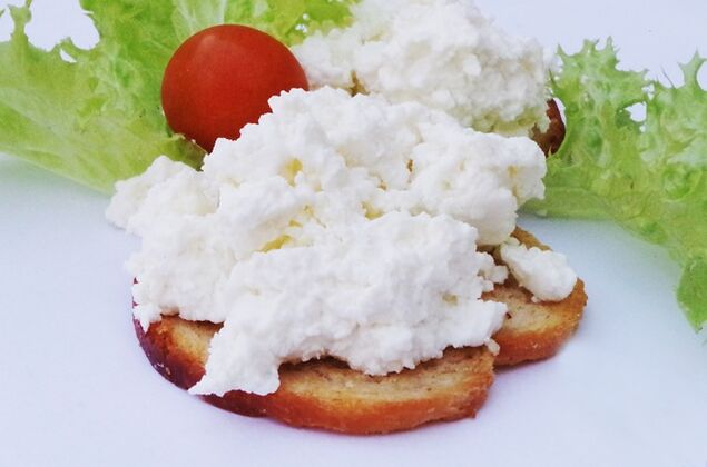 Τυρί cottage με λίγες θερμίδες - η βάση της πέμπτης ημέρας της δίαιτας με 6 πέταλα